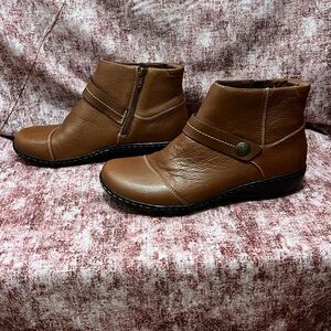 Like New CLARKS Pine Ashland Leather Booties.  Size 9, excellent condition.